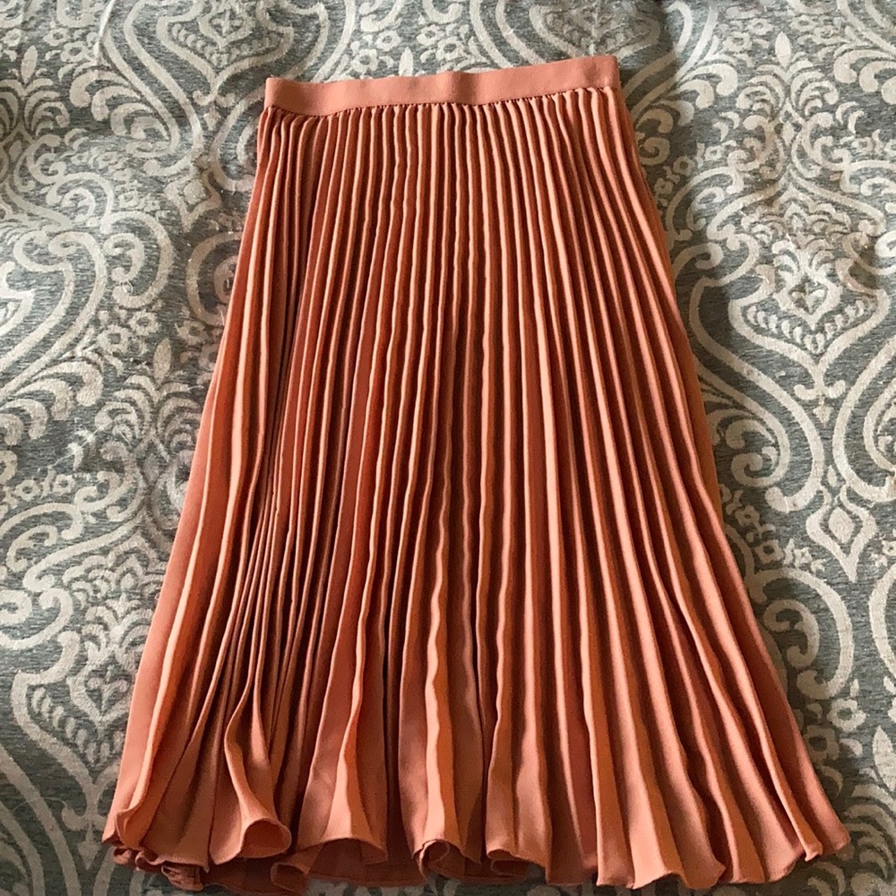 Pink pleated skirt